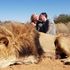 Sudafrica, il bacio dei cacciatori davanti al leone ucciso