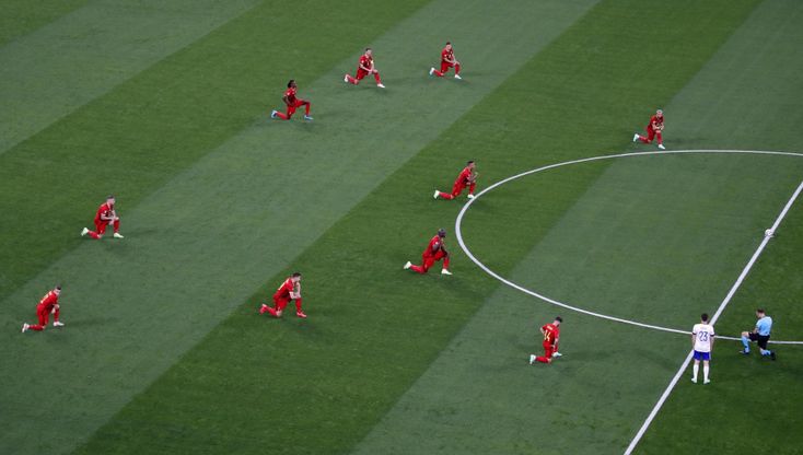 Europei, giocatori del Belgio in ginocchio contro il razzismo prima del match con la Russia. Gli arbitri li imitano. Fischi dal pubblico di San Pietroburgo