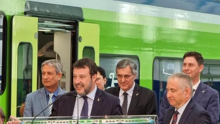 Salvini assente al question time sul caos treni: “Colpa della sinistra”. Renzi: “Buffone dimettiti”