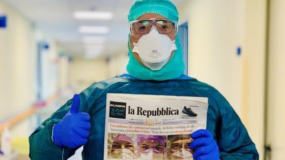 La foto dell'infermiere di Crema con la prima pagina di Repubblica