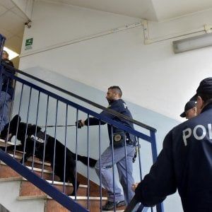 Bologna, maltrattava la moglie per farla diventare Testimone di Geova