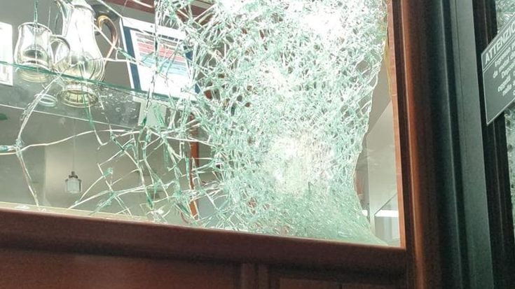 Piazza Bologna, un altro blitz contro una gioielleria: “Hanno distrutto l’ingresso”
