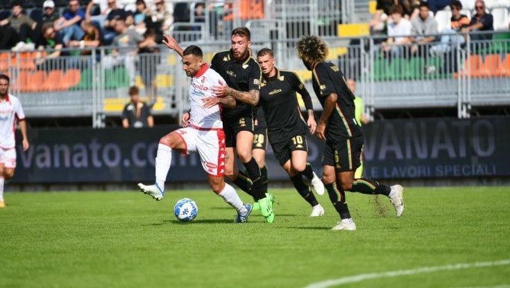 Calcio, il Bari vince a Venezia per 2 a 1 e resta in vetta alla B: i gol di Cheddira e Antenucci per la quarta vittoria consecutiva in trasferta