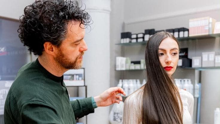 Iglis, il parrucchiere: “Tagli freschi, poco phon, c’è chi esce coi capelli bagnati”