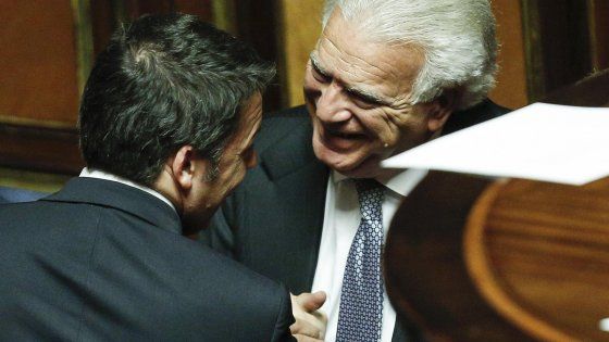 Senato, a Verdini tre vicepresidenti di commissione. Minoranza dem insorge. Renzi: "Non entra in maggioranza"