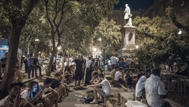 Napoli: stop fuochi d’artificio, lavavetri e cicche a terra. Ecco il regolamento su convivenza e movida