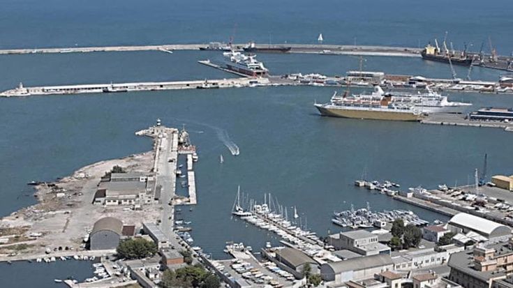Banchine elettrificate per le navi a Bari e Brindisi: si incaglia l’appalto da 28 milioni di euro