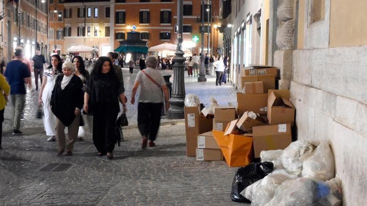 Giù le serrande, alle 20 il centro di Roma diventa una discarica: slalom tra i rifiuti dei negozi
