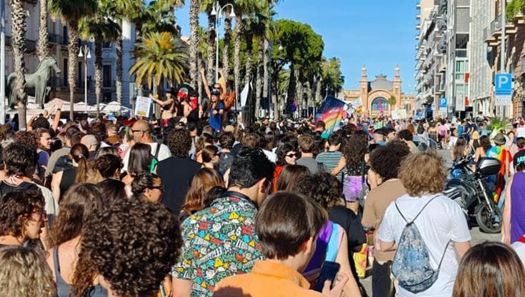 Bari Pride, in migliaia sfilano per libertà e diritti. Vannacci nel mirino: “La sfida è aperta”