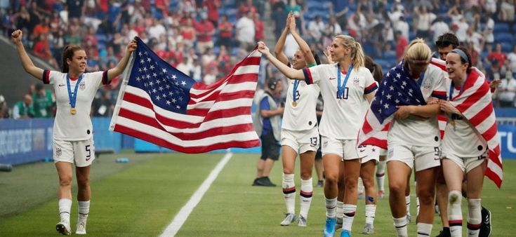 Mondiali donne, l'americana Allie Long butta a terra la bandiera: è polemica sui social