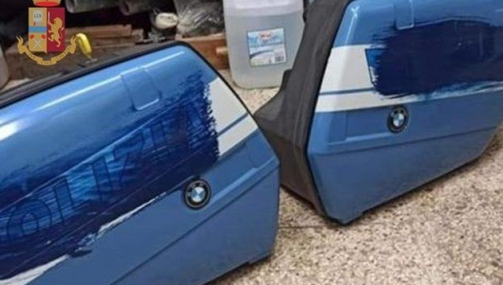Tenta di vendere online due bauletti per moto della Polizia: agenti si spacciano per acquirenti e lo denunciano