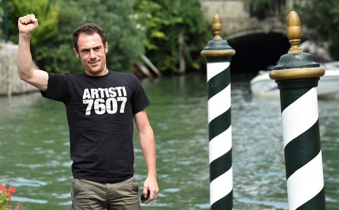 Elio Germano, il giovane Leopardi a pugno chiuso