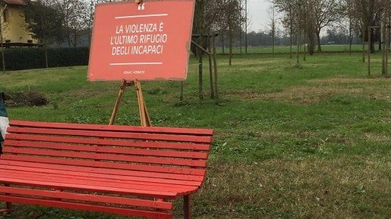 Milano, panchine rosse e flash mob contro la violenza sulle donne