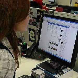 Iran, il leader supremo Khamenei vieta le chat online