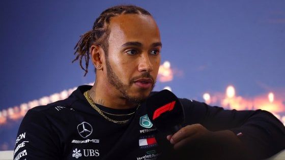 F1, prove di rinnovo Hamilton-Mercedes: ''Lewis chiede 45 milioni all'anno''