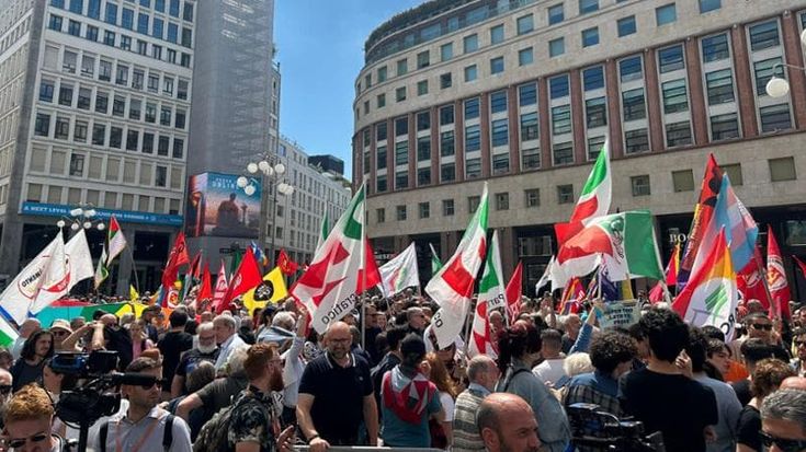 La sinistra contro il Remigration Summit, migliaia in piazza: “Siamo noi gli anticorpi”