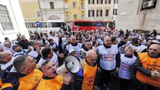 Whirlpool, addio tra le tensioni, i lavoratori contestano i sindacati: sciopero in tutti gli stabilimenti