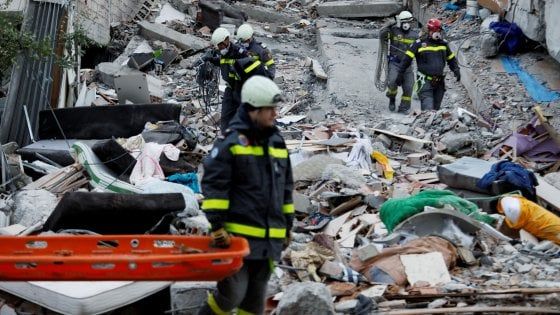 Terremoto Albania, corpi sotto le macerie: 47 vittime. Il Papa manda aiuti