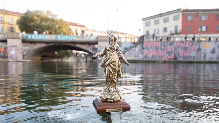 La Madonnina sommersa in Darsena contro il cambiamento climatico: l'installazione (non autorizzata) di Fabrizio Spucches