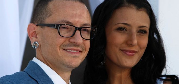 Chester Bennington, hackerato account della moglie. Confermato il suicidio