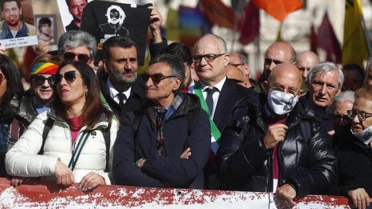 Bari scende in piazza per Decaro. E la destra ora teme il boomerang