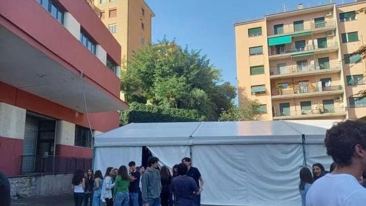 Medicina, a Genova le aule non bastano più, studenti a lezione nella tensostruttura
