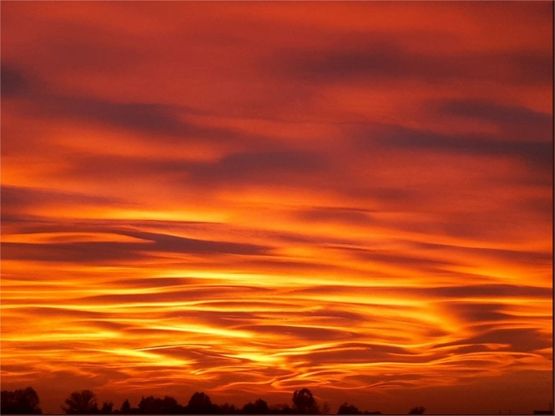 Quando il cielo diventa un dipinto: il tramonto che ha incantato l'Italia