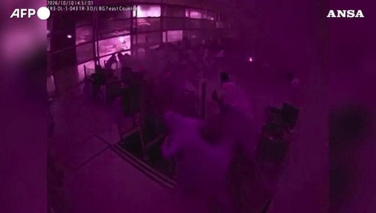 Riad, attacco all'aeroporto: il panico dei passeggeri durante il bombardamento Houthi