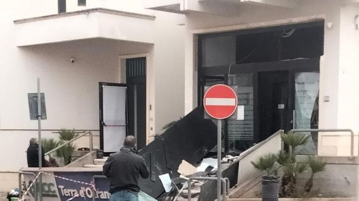 Esplode bancomat a Carmiano, danni da oltre 100mila euro per un furto di poche centinaia