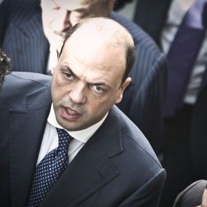 "Seconda rata Imu non si pagher&agrave;". Alfano gela i dubbi di Saccomanni. E Fitto lo attacca: "Basta promesse"