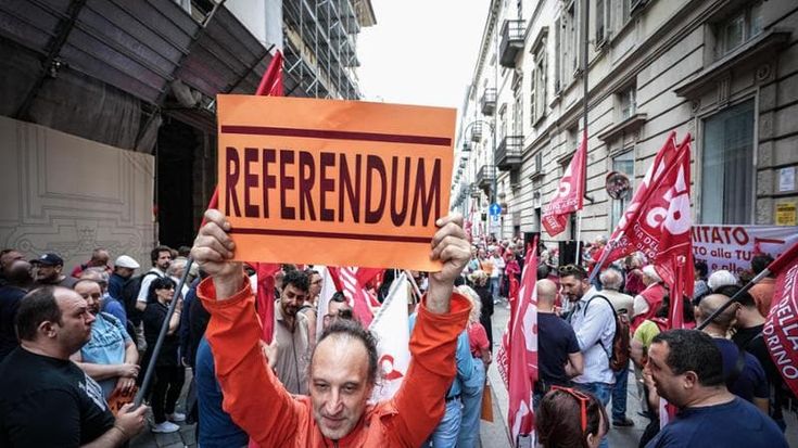 Il popolo referendario: “Partiti chiusi”