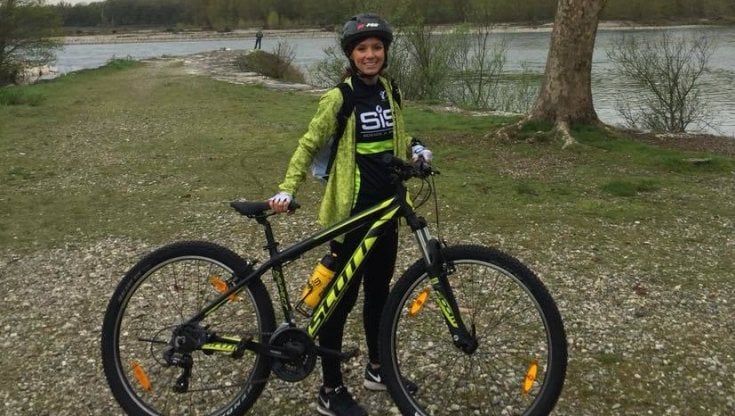 Robecco sul Naviglio, Valentina Caso, triatleta 32enne, travolta e uccisa da camion-cisterna che trasportava latte. Gli amici su Fb: "Eri il nostro scricciolo"