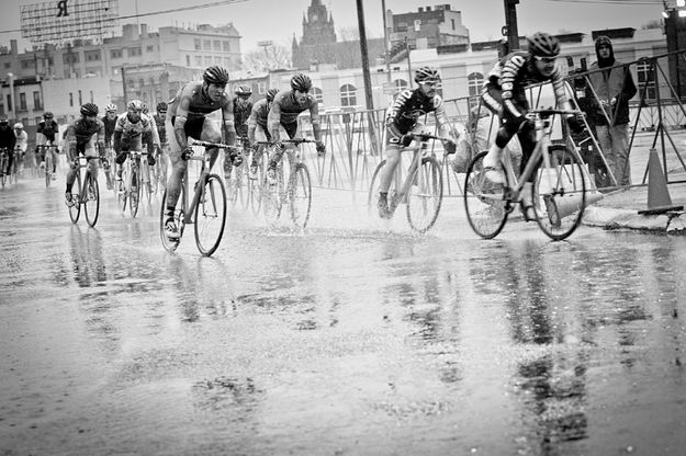 New York, in bici senza freni sotto la pioggia