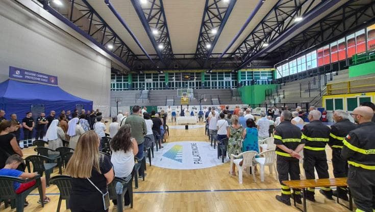 Campi Flegrei: 215 edifici sgomberati, 3mila e 311 sfollati. Il vescovo: “Chiamati a rialzarci”
