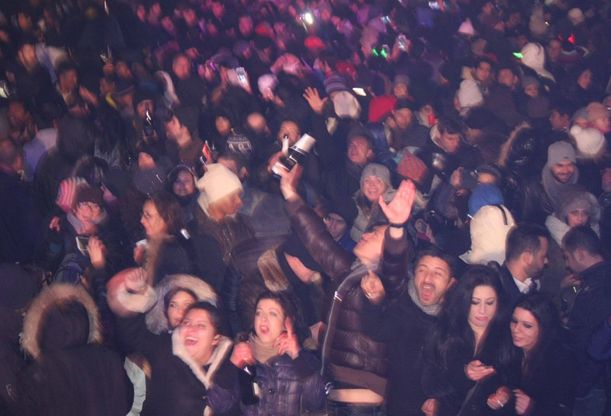 La festa in piazza Politeama per accogliere il 2015