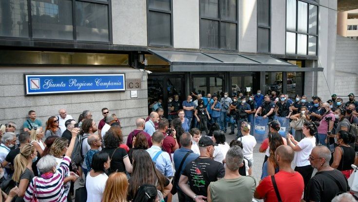 Scuola, nessun ritardo: si partirà il 15 ma 200 No Vax insultano De Luca e Draghi