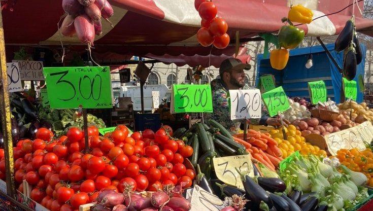 Porta Palazzo cede all’inflazione: “A 1 euro al chilo non c’è più nulla”