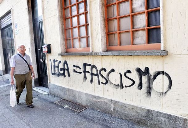 "A piazzale Loreto c'è ancora posto": il raid nella notte contro Lega, Anpi e Pd