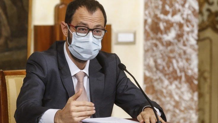 Energia, Patuanelli: "Confermo addio alle centrali a carbone entro il 2025"