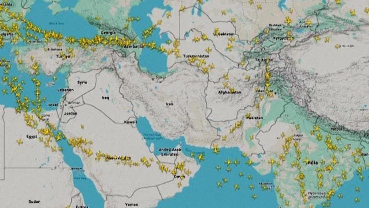 Guerra in Iran, lo spazio aereo sul Medio Oriente è deserto: le rotte dei voli nelle ultime ore