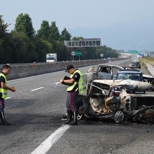 Bimba e papà muoiono nell'auto che s'incendia dopo tamponamento sulla Torino-Pinerolo