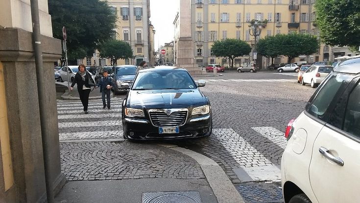 Piazza Savoia, il "presidio fisso" dell'auto blu sulle strisce pedonali