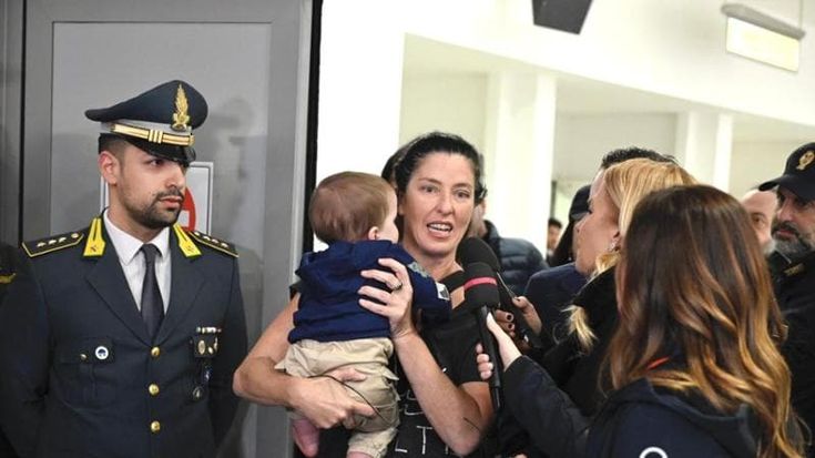 Il piccolo Ethan torna a Napoli: è atterrato con la mamma Claudia a Capodichino