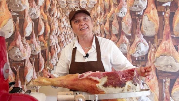 Prosciutto, ecco come si taglia la fetta perfetta con il coltello: il tutorial da San Daniele