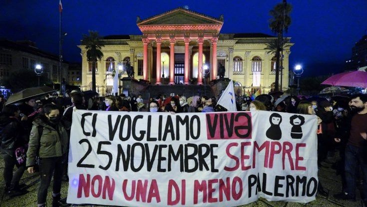 Dal Massimo a Palazzo d'Orleans, il corteo contro la violenza alle donne: "Sicilia patriarcale"