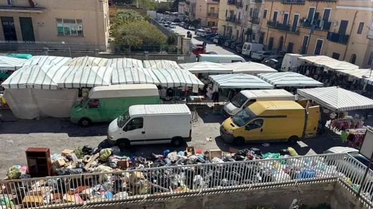 Due scuole assediate dai rifiuti, la dirigente: “Servono le telecamere”