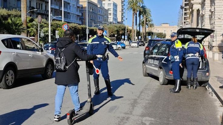 A Bari prime multe per chi non indossa il casco sul monopattino: verbali da 50 a 250 euro