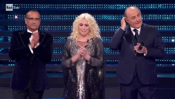 Sanremo, all'Ariston il ricordo di Frizzi tra gli applausi e le lacrime di Antonella Clerici