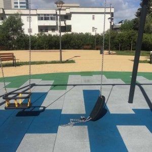 Bari, distrutta un'altalena nel parco giochi inaugurato pochi giorni fa