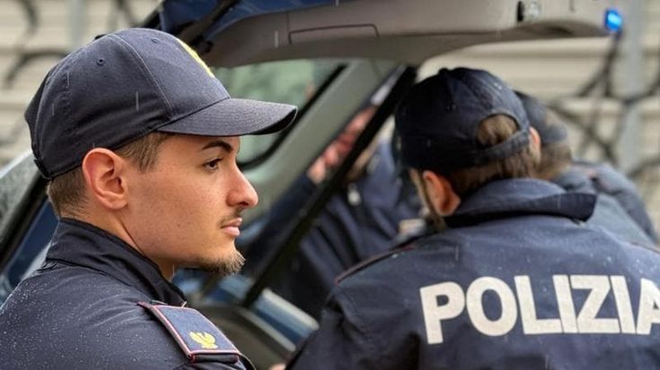 Civitavecchia, palpeggia le studentesse minorenni: professore arrestato per violenza sessuale
